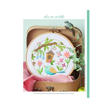 Charger l'image dans la galerie, Au pays d'Emily en broderie traditionnelle