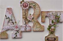 Charger l'image dans la galerie, Lettre décorative Q majuscule 22.5 cm X 29.5 cm