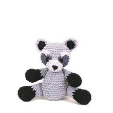 Charger l'image dans la galerie, KIT AMIGURUMI HOOOKED Ricky le Raton Laveur Gris