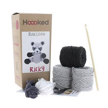 Charger l'image dans la galerie, KIT AMIGURUMI HOOOKED Ricky le Raton Laveur Gris
