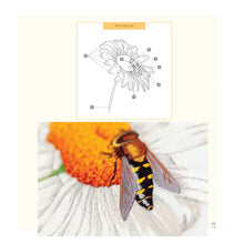 Charger l'image dans la galerie, Insectes et plantes en peinture à l'aiguille