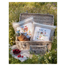 Charger l'image dans la galerie, Poules et Cie au point de croix Mains et merveilles