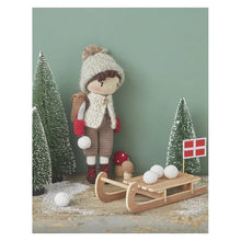 Charger l'image dans la galerie, Poupées et amigurumis à la montagne au crochet
