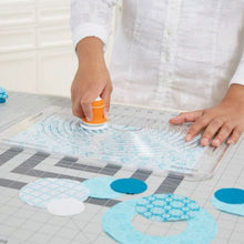 Charger l'image dans la galerie, Cutter circulaire avec plaque pour tissus Fiskars.