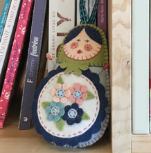 Charger l'image dans la galerie, Kit feutrine Matriochka pique épingles et range ciseaux