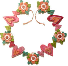 Charger l'image dans la galerie, Guirlande de coeurs et de fleurs en feutrine