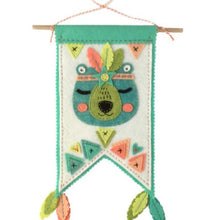 Charger l'image dans la galerie, Fanion DIY en feutrine à suspendre au visage de ours endormi