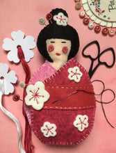 Charger l'image dans la galerie, Kit feutrine Kokeshi pique épingles et range ciseaux