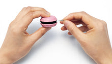 Charger l'image dans la galerie, Macaron aiguiseur d'aiguilles framboise ou pistache Clover