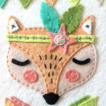 Charger l'image dans la galerie, Fanion DIY en feutrine à suspendre au visage de renard endormi.