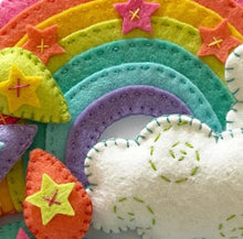 Charger l'image dans la galerie, Kit feutrine pendentif arc-en-ciel magique