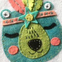 Charger l'image dans la galerie, Fanion DIY en feutrine à suspendre au visage de ours endormi