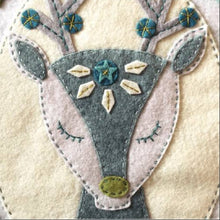 Charger l'image dans la galerie, Kit feutrine diy Cerf de Noël Misty Winter