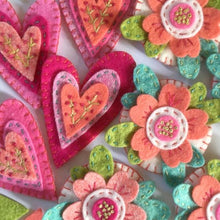 Charger l'image dans la galerie, Guirlande de coeurs et de fleurs en feutrine