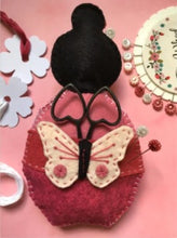 Charger l'image dans la galerie, Kit feutrine Kokeshi pique épingles et range ciseaux