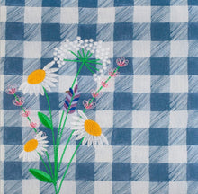 Charger l'image dans la galerie, Boite à couture pâquerettes carreaux 22.5 x 22.5 x 14 cm.