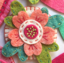 Charger l'image dans la galerie, Guirlande de coeurs et de fleurs en feutrine