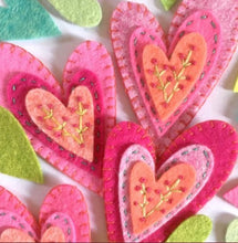 Charger l'image dans la galerie, Guirlande de coeurs et de fleurs en feutrine