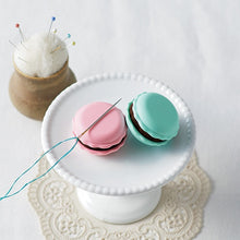Charger l'image dans la galerie, Macaron aiguiseur d'aiguilles framboise ou pistache Clover