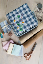 Charger l'image dans la galerie, Boite à couture pâquerettes carreaux 22.5 x 22.5 x 14 cm.