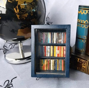 Bibliothèque miniature avec livres.