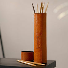 Charger l&#39;image dans la galerie, Tube de rangement en cuir pour aiguilles à tricoter MUUD UPSALA 2 couleurs.

