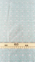 Charger l&#39;image dans la galerie, Coupon de tissu fleurs géométrie vert 100 % coton/55 cm X 1m50
