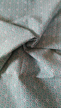 Charger l&#39;image dans la galerie, Coupon de tissu fleurs géométrie vert 100 % coton/55 cm X 1m50
