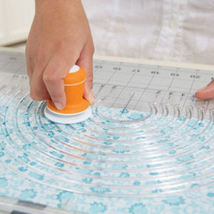 Cutter circulaire avec plaque pour tissus Fiskars.