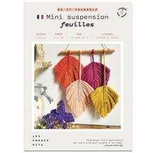 Charger l&#39;image dans la galerie, Mini suspension DIY &quot;4 Plumes&quot; de la marque &quot; Les French Kits&quot;
