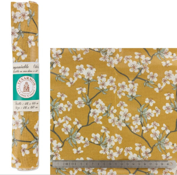 Coupon de toile enduite fleurs de cerisiers 46 cm X 60 cm.