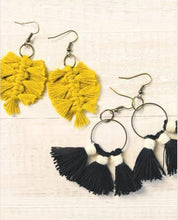 Charger l&#39;image dans la galerie, Boucles d&#39;oreilles plumes et pompons
