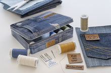 Charger l&#39;image dans la galerie, Coffret de 12 bobines fil jeans + accessoires .
