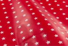 Charger l&#39;image dans la galerie, Tissu Fryett&#39;s enduit étoile blanche fond rouge 100 % coton et PVC 132 cm
