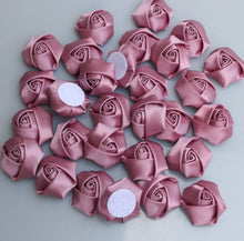 Charger l&#39;image dans la galerie, Lot de 10 mini roses en soie 3,5 cm/32 couleurs.
