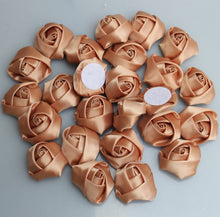 Charger l&#39;image dans la galerie, Lot de 10 mini roses en soie 3,5 cm/32 couleurs.
