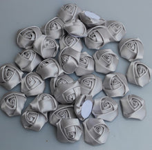 Charger l&#39;image dans la galerie, Lot de 10 mini roses en soie 3,5 cm/32 couleurs.
