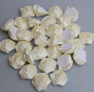 Lot de 10 mini roses en soie 3,5 cm/32 couleurs.